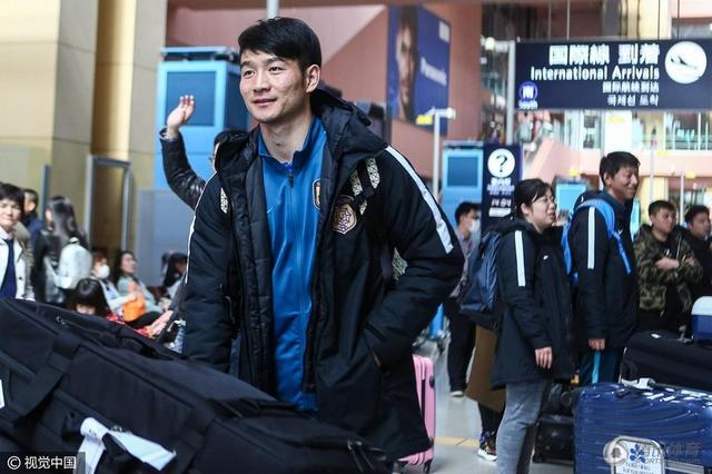 中国超模何穗也亮相后台准备上场。