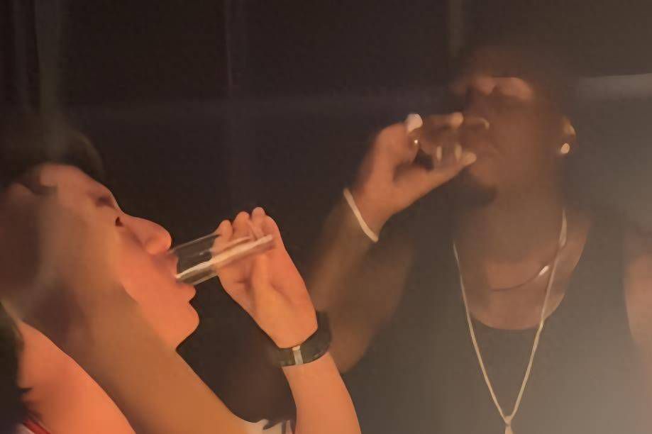 日前，莫妮卡·贝鲁奇携爱女登上《VOGUE》意大利版7月刊封面， 她16岁的大女儿戴 《干旱》威尼斯首映 莫妮卡·贝鲁奇秀迷人身姿 2022-09-09 意大利威尼斯时间9月8日，影片《干旱》举行首映红毯仪式，莫妮卡·贝鲁奇、保罗·维尔奇、帕特丽夏·孔特雷拉斯等众多明星亮相。