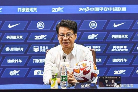这十年来，电影人坚持以人民为中心的创作导向，通过接地气的故事、多类型融合的创作手法，用光影再现民族记忆，奏响时代强音。