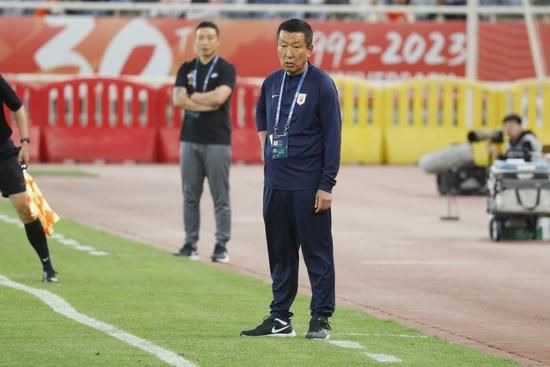 “美国队长”的替身演员穿战袍、背盾牌、骑摩托车出现在片场。