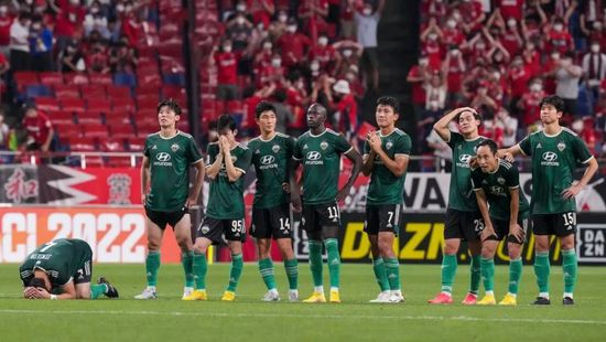 ”照片中，肖战身穿卡其色衬衫内搭黑色T恤，下身搭配清凉的短裤，素颜出镜同一姿势闲适自拍，无比的清爽帅气。