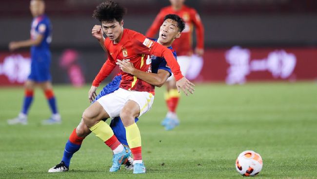 麦斯·米科尔森隐藏在一个公鸡雕塑后面。