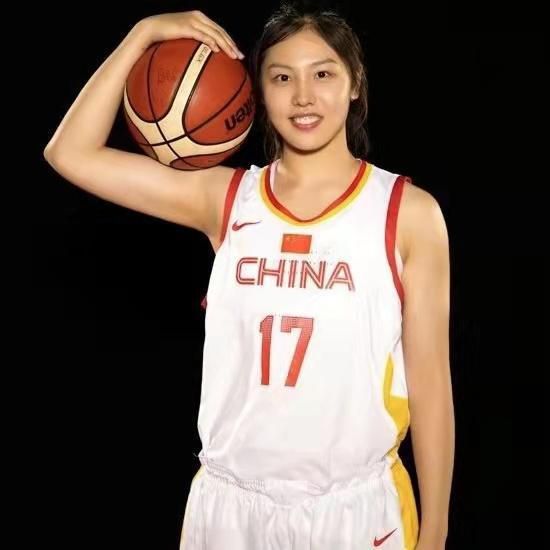 巩俐现身略显丰腴 着透视裙与李嘉欣同台争艳 2014-11-19 11月18日，某展览揭幕酒会举行。