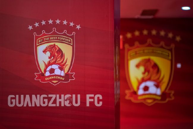 杨幂穿露肩吊带裙拍内衣大片 2020-08-07 8月7日，杨幂最新夏日大片曝光，身穿豹纹露肩吊带裙，披肩的波浪卷发，尽显妩媚温柔。