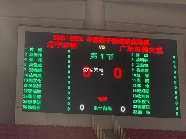 当潮酷的运动条纹遇上非遗盘扣，这种“新中式”的化学反应，瞬间把2026年的街头审美拉到了新高度。
