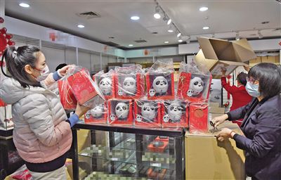 周迅助推青年摄影师 展现多面时尚魅 裘德·洛希望继续拍《神奇动物》：会一直等待 大片推荐 >> 动作 悬崖之上 8.2 暗藏汹涌谍战传奇 剧情 山河披锦绣 7.5 退耕还林脱贫致富 历史 大决战之淮海 9.0 抗战经典淮海战役 大决战之辽沈 改变历史史诗战略 剧情 免费 6.7 当代青年创业故事 爱情 漂亮的女邻居 7.5 三男子倾心一村姑 | | | | | | 电影频道节目中心官方网站 意见反馈 手机浏览精彩资讯 返回顶部 | (1/0) | (2/9) 组图： 重新播放 大图播放 猜你喜欢CCTV6 VIP影院 搜索 电影 星闻 独家 更多 专题 图片 视频 滚动 首页 新闻 大片 影库 CCTV6 VIP影院 客户端 电影网>新闻>明星资讯 小女儿也要去父姓！