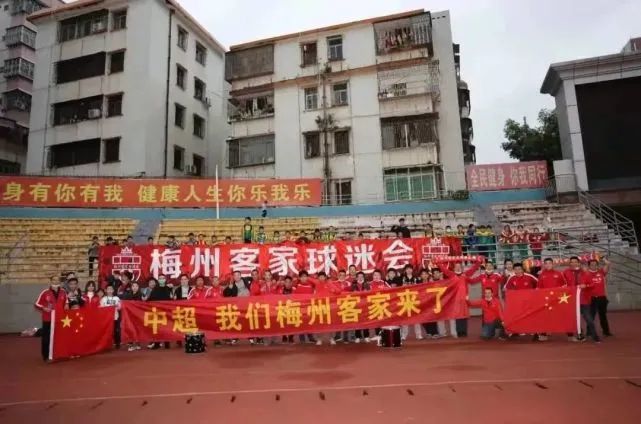 电影由芬兰导演多姆·卡如库斯基掌镜，大卫·格里森与史蒂文·贝雷斯福德执笔剧本，尼古拉斯·霍尔特饰演托尔金本人，莉莉·柯林斯则饰演 2015MTV音乐奖：“霉霉”露芊腰 麦莉背带装性感 2015-09-01 ”泰勒·斯威夫特美艳亮相露芊腰，更有麦莉·赛勒斯真空上阵穿性感背带装，还有模特艾米丽也黑裙亮相红毯，更有诸多歌手着装大胆为音乐录影带大奖助兴。