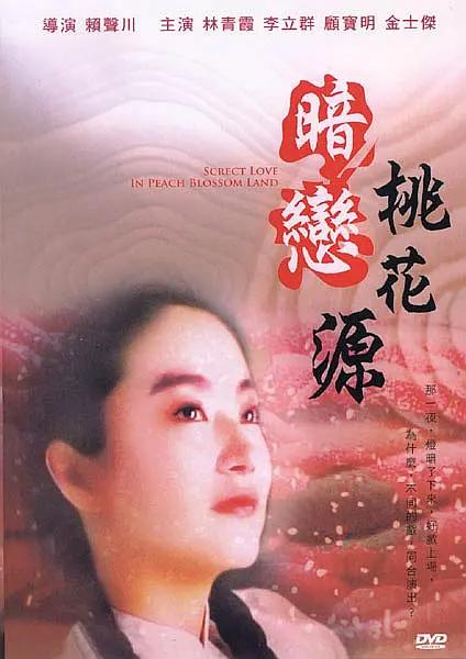 张歆艺以一身拼接色卫衣外套，长款皮裙，棒球帽现身。