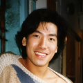 曹格带着女儿Grace和儿子Joe也同样现身，Joe还调皮地坐在了行李箱上，黄磊与女儿多 《老爸102岁》：阿米尔·汗的偶像到底有多厉害？