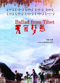 完全无妆的素颜照可以看出希尔顿五官还算标准 希尔顿效仿朱莉做慈善 探访贫困病童不忘自拍 2009-08-26 抱病童拍照 希尔顿做慈善不忘自拍 “派对女王”帕里斯・希尔顿(ParisHilton)8月24日在博客上贴出自己探访中美洲慈善行的照片，她到危地马拉的一个贫困山村献爱心，和那里的居民亲切交流 希尔顿赞叹《忍者杀手》 豪门艳女迷上Rain 2009-12-04 好莱坞性感女神帕丽斯·希尔顿高度称赞由Rain主演的《忍者杀手》。