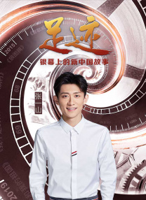 当天，她身穿一件高定红色礼服，胸口布满了红色玫瑰，脚踩同色系的高跟鞋，热烈明艳又别致浪漫。