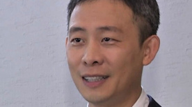 烈日当头，女星王李丹妮爆乳性感亮相腋下露拔罐印，经常电动小风扇不离手，还不时自摸胸部，防止低胸装 王李丹妮身穿深V绿裙展笑容 露性感双胸玩自拍 2013-10-23 10月22日晚，上海时装周2014春夏隆重举办。